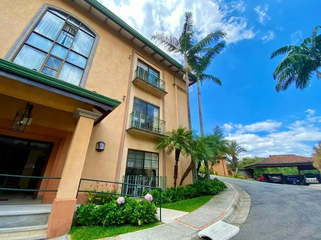 Se alquila bello apartamento con una locación privilegiada, a un 1.8k de Escazu Village, rodeado de los ...