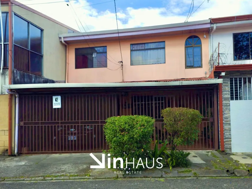 Venta de casa de dos plantas en Concepción de Tres Ríos. En primera planta cuenta con una cochera para dos vehiculos (uno grande y otro pequeño), una bodega, sala-comedor, cocina con ...