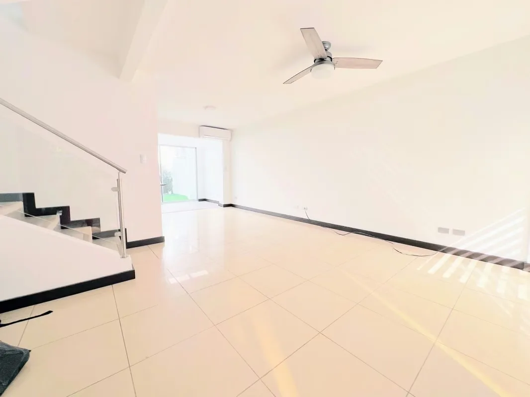 * Casa de diseño contemporáneo de dos niveles. En el primero encontramos un espacio integrado de sala-comedor con A/C y cocina abierta con desayunador, terraza techada, área de ..., photo 2