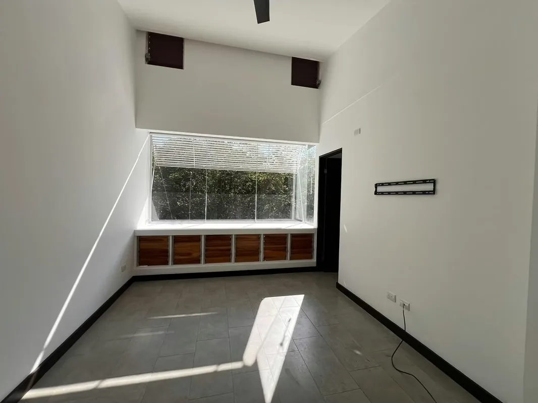 * Casa de diseño contemporáneo de dos niveles. En el primero encontramos un espacio integrado de sala-comedor con A/C y cocina abierta con desayunador, terraza techada, área de ..., photo 12