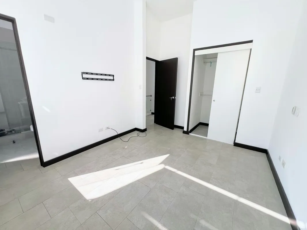 * Casa de diseño contemporáneo de dos niveles. En el primero encontramos un espacio integrado de sala-comedor con A/C y cocina abierta con desayunador, terraza techada, área de ..., photo 13