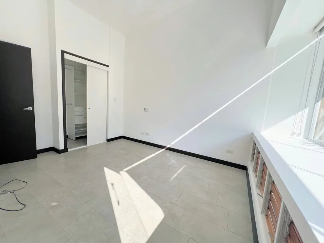 * Casa de diseño contemporáneo de dos niveles. En el primero encontramos un espacio integrado de sala-comedor con A/C y cocina abierta con desayunador, terraza techada, área de ..., photo 15