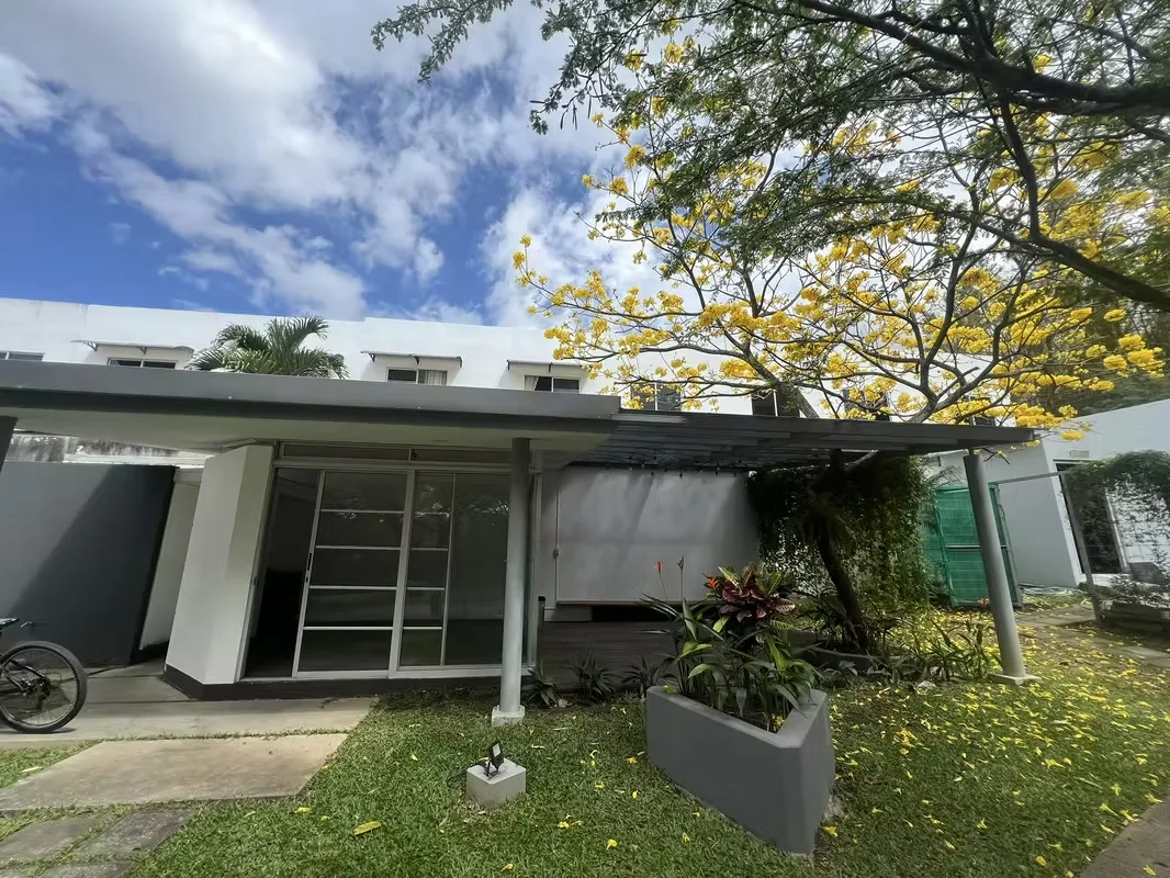 * Casa de diseño contemporáneo de dos niveles. En el primero encontramos un espacio integrado de sala-comedor con A/C y cocina abierta con desayunador, terraza techada, área de ..., photo 16