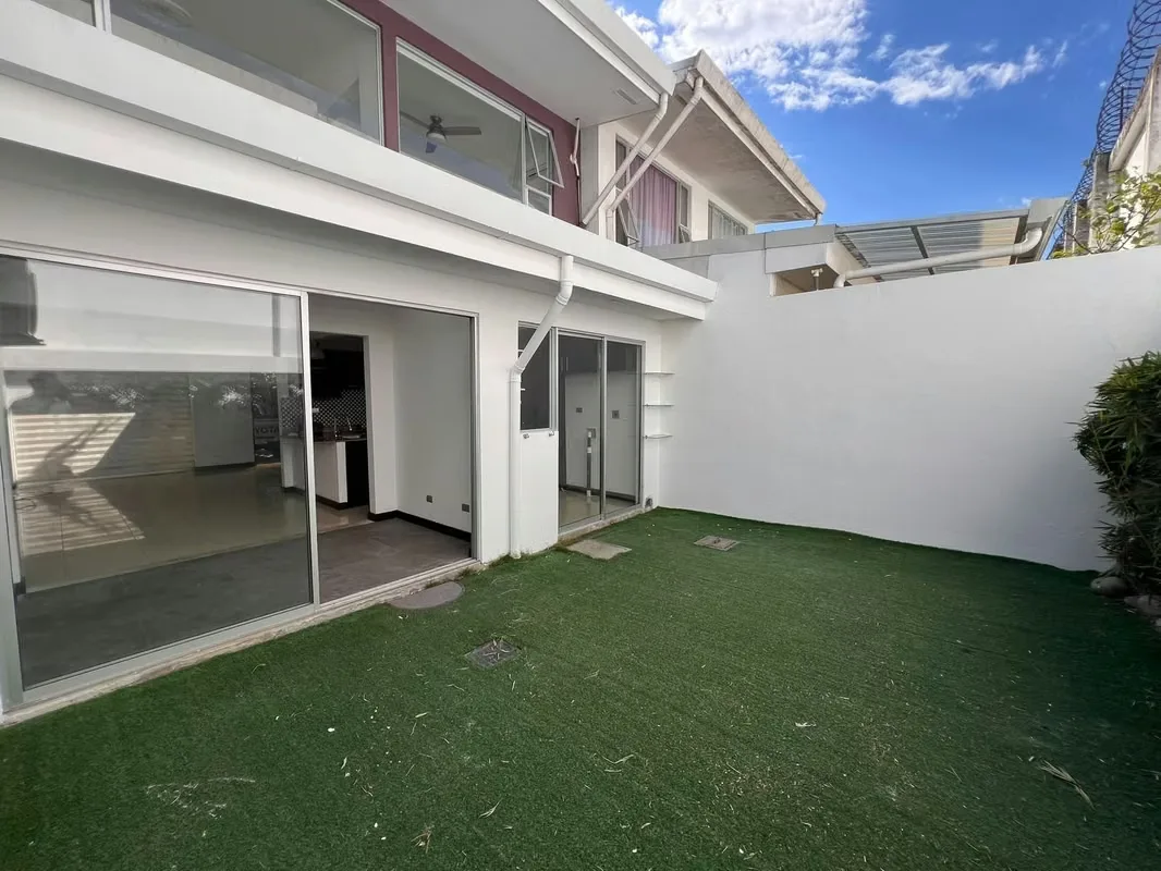 * Casa de diseño contemporáneo de dos niveles. En el primero encontramos un espacio integrado de sala-comedor con A/C y cocina abierta con desayunador, terraza techada, área de ..., photo 3