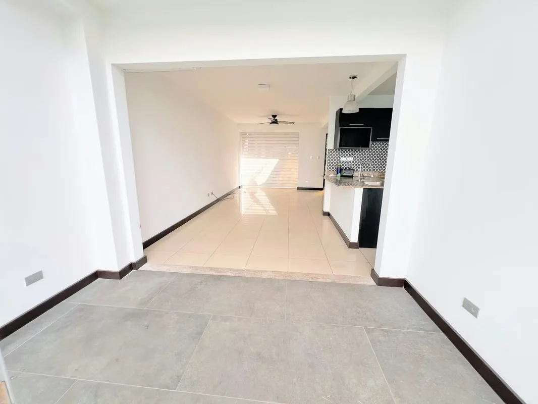 * Casa de diseño contemporáneo de dos niveles. En el primero encontramos un espacio integrado de sala-comedor con A/C y cocina abierta con desayunador, terraza techada, área de ..., photo 4