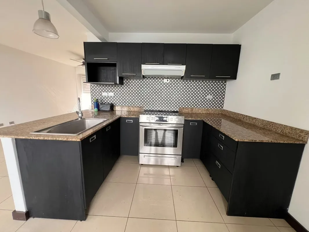 * Casa de diseño contemporáneo de dos niveles. En el primero encontramos un espacio integrado de sala-comedor con A/C y cocina abierta con desayunador, terraza techada, área de ..., photo 5