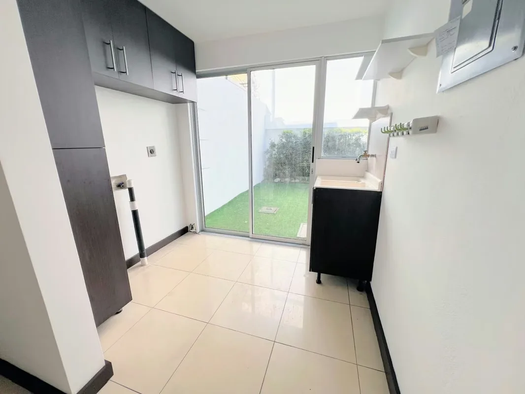* Casa de diseño contemporáneo de dos niveles. En el primero encontramos un espacio integrado de sala-comedor con A/C y cocina abierta con desayunador, terraza techada, área de ..., photo 6