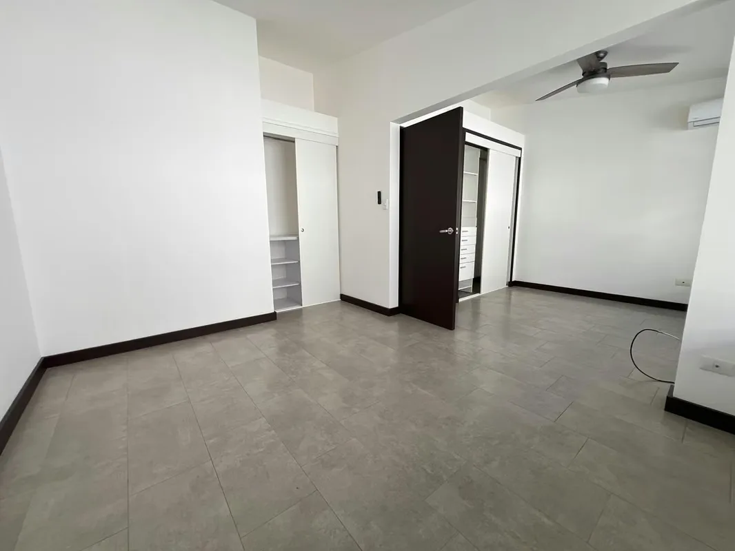 * Casa de diseño contemporáneo de dos niveles. En el primero encontramos un espacio integrado de sala-comedor con A/C y cocina abierta con desayunador, terraza techada, área de ..., photo 8