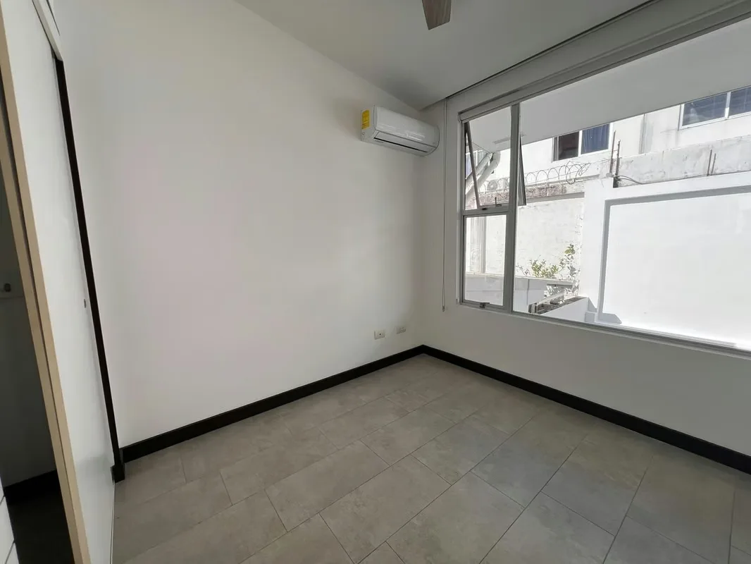 * Casa de diseño contemporáneo de dos niveles. En el primero encontramos un espacio integrado de sala-comedor con A/C y cocina abierta con desayunador, terraza techada, área de ..., photo 9