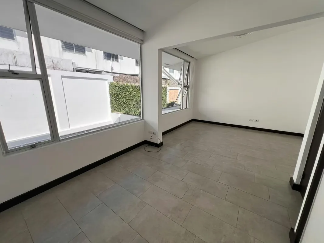 * Casa de diseño contemporáneo de dos niveles. En el primero encontramos un espacio integrado de sala-comedor con A/C y cocina abierta con desayunador, terraza techada, área de ..., photo 10