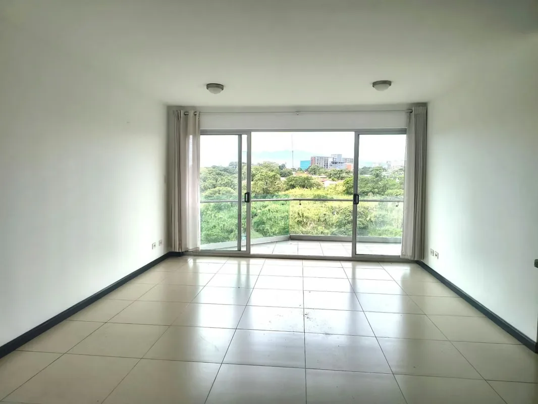 Apartamento en alquiler en Rohrmoser, ubicado en piso alto y con agradable vista al río y entorno verde.