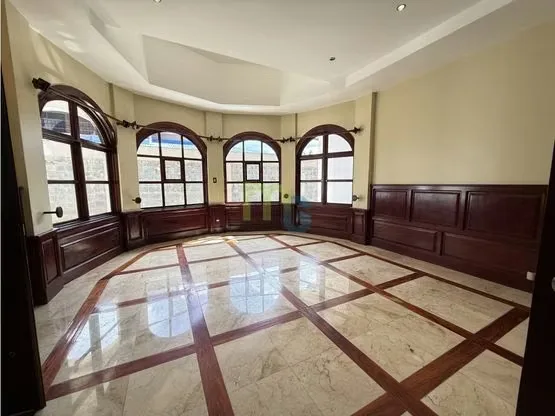 Esta hermosa casa con uso de suelo mixto cuenta con un terreno de 2,570 m² y una construcción de 950 m² y su distribución es la siguiente: