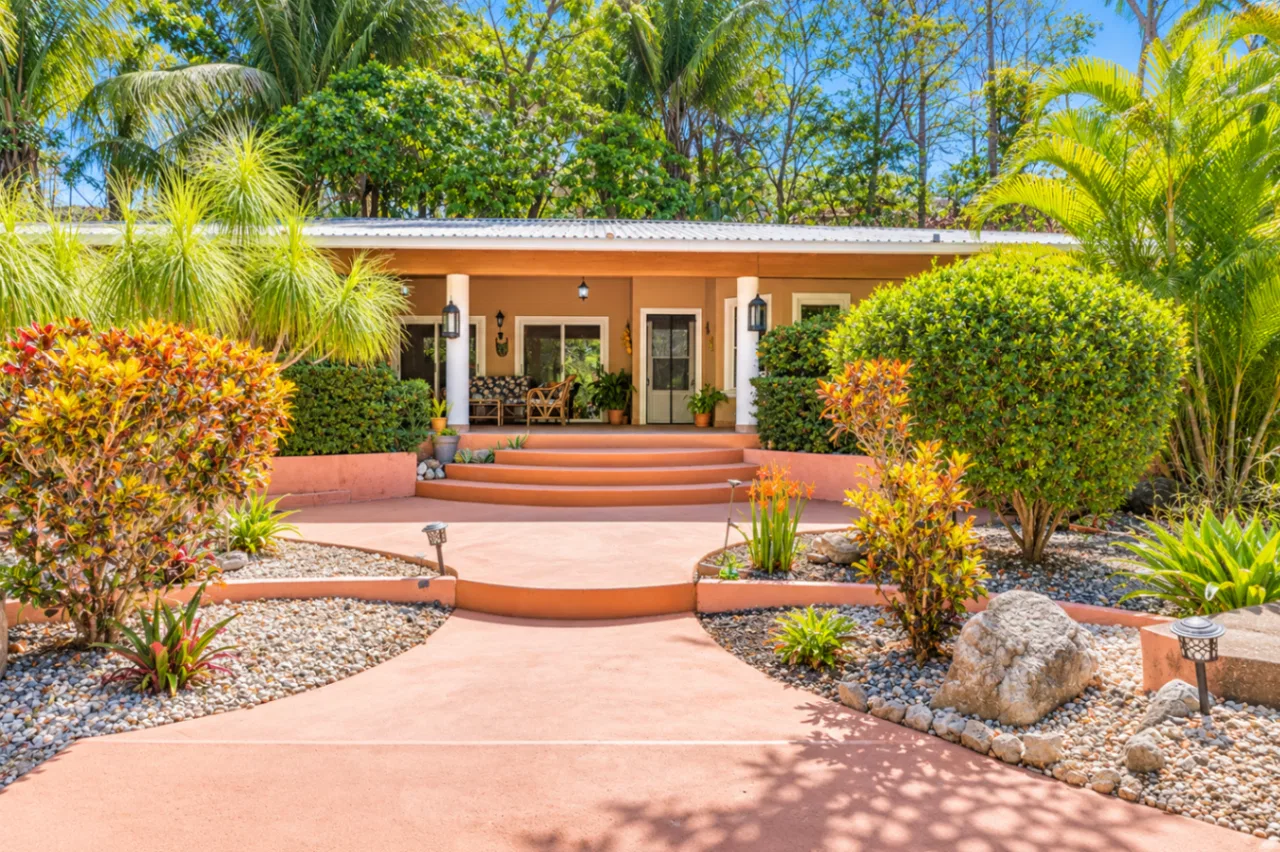 Casa Sereno - A Spacious Retreat Just Minutes From Town