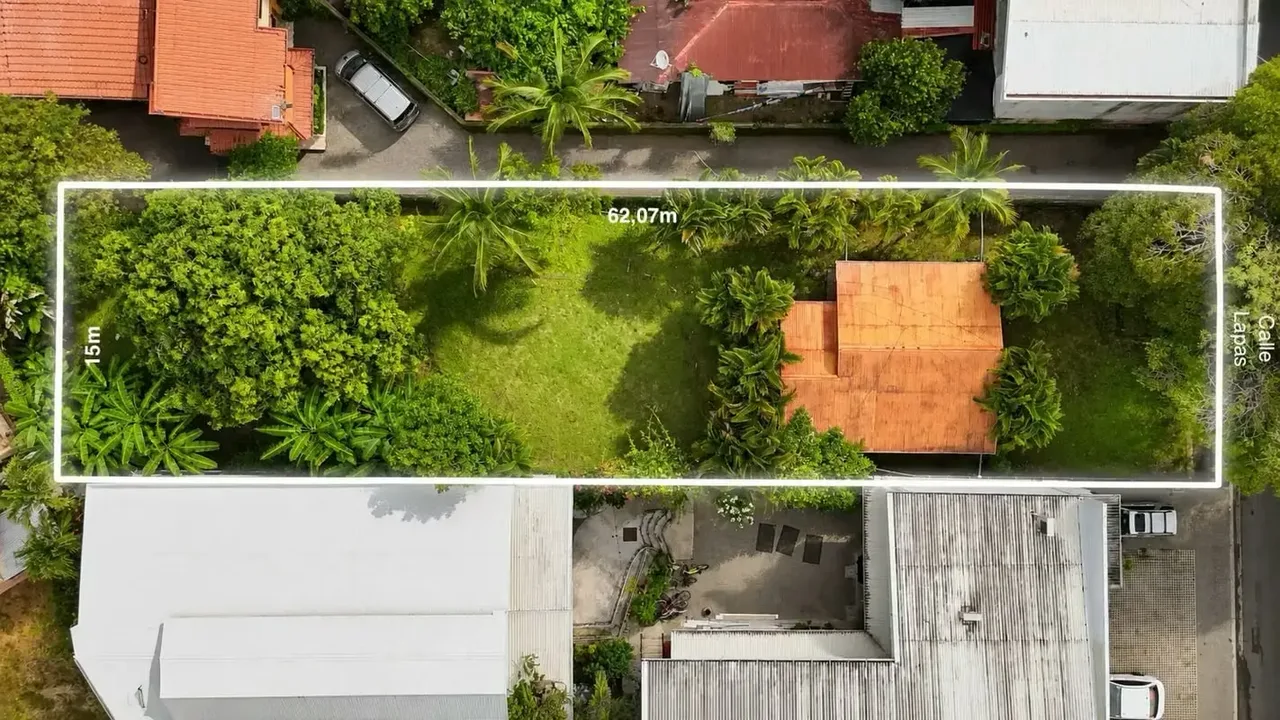 Discover a unique investment opportunity in Jacó's growing commercial corridor. This 931 m² lot boasts a strategic location on Lapa Verde Street, one of the city's main access roads ...