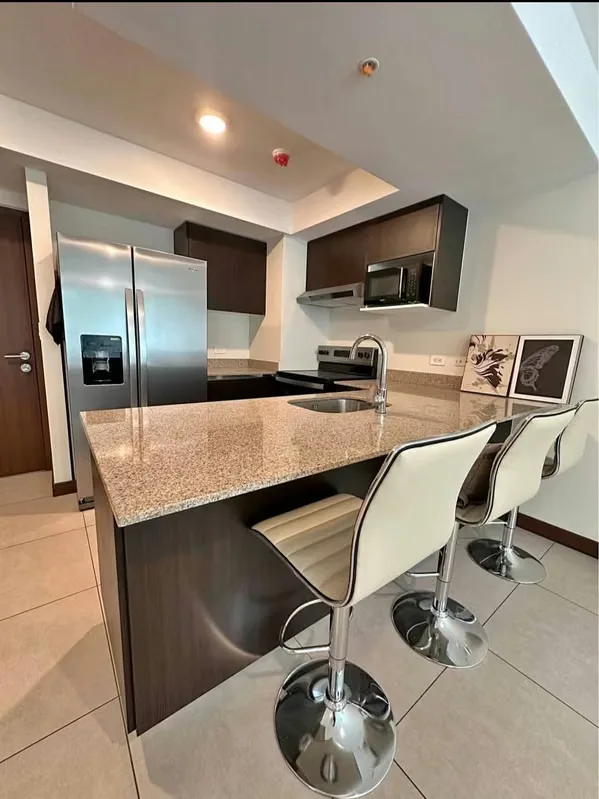 Se alquila lindo apartamento FULL AMUEBLADO ubicado en Torres de Heredia, Barreal de Heredia, Ulloa.