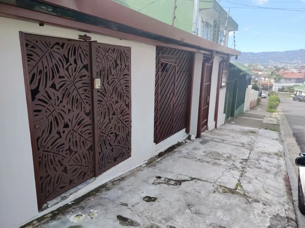 Cerca de la Universidad Veritas. Habitaciones y apartamentos, 100 metros sur y 50 metros este de Universidad Veritas, Zapote, Barrio Montealegre. Baño privado, agua caliente. Internet ...