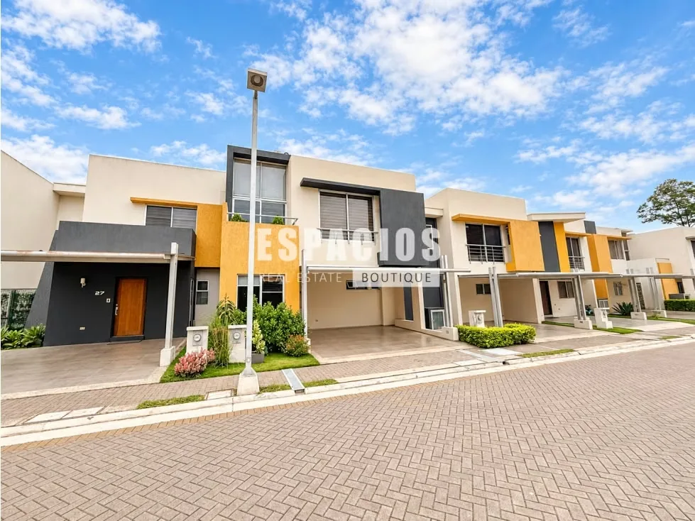 Casa construida en 2026, ubicada en un exclusivo condominio con seguridad 24/7 y excelentes amenidades. Una excelente opción para quienes buscan amplitud, ...