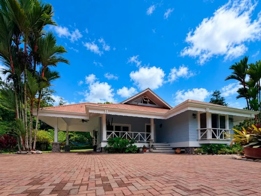 Una propiedad de 5000 m2 con una casa de 210m2 de construcción, estilo villa y arquitectura americano-caribeño, ubicada en condominio con seguridad 24/7 y con fácil acceso a ...