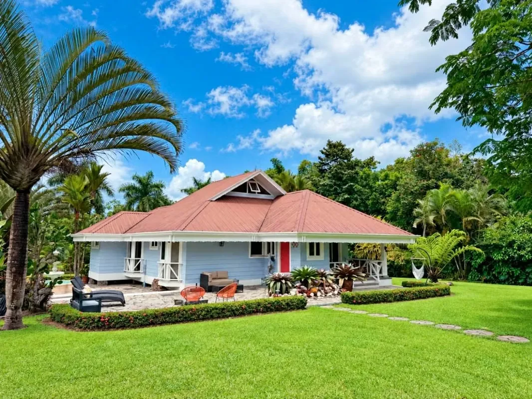 Una propiedad de 5000 m2 con una casa de 210m2 de construcción, estilo villa y arquitectura americano-caribeño, ubicada en condominio con seguridad 24/7 y con fácil acceso a ..., photo 2