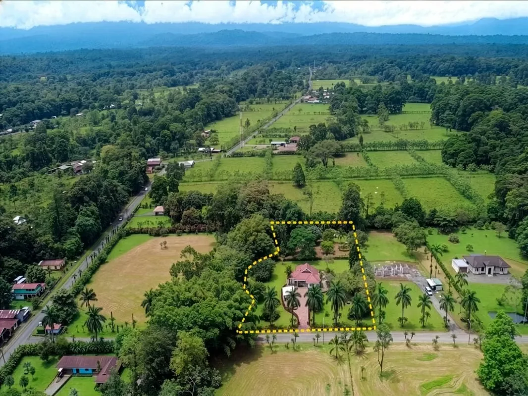 Una propiedad de 5000 m2 con una casa de 210m2 de construcción, estilo villa y arquitectura americano-caribeño, ubicada en condominio con seguridad 24/7 y con fácil acceso a ..., photo 3