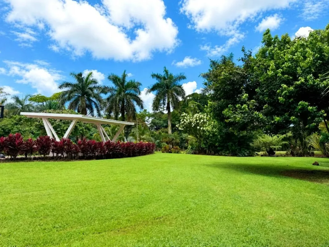 Una propiedad de 5000 m2 con una casa de 210m2 de construcción, estilo villa y arquitectura americano-caribeño, ubicada en condominio con seguridad 24/7 y con fácil acceso a ..., photo 6