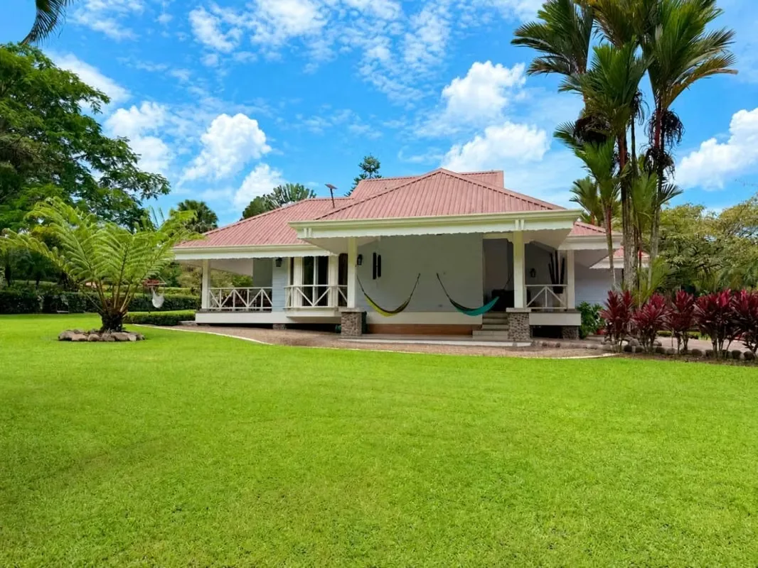 Una propiedad de 5000 m2 con una casa de 210m2 de construcción, estilo villa y arquitectura americano-caribeño, ubicada en condominio con seguridad 24/7 y con fácil acceso a ..., photo 7