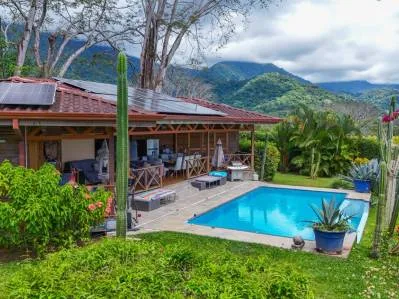 Casa clásica de ecomaderas con impresionantes vistas al mar – Ojochal Fase 5
