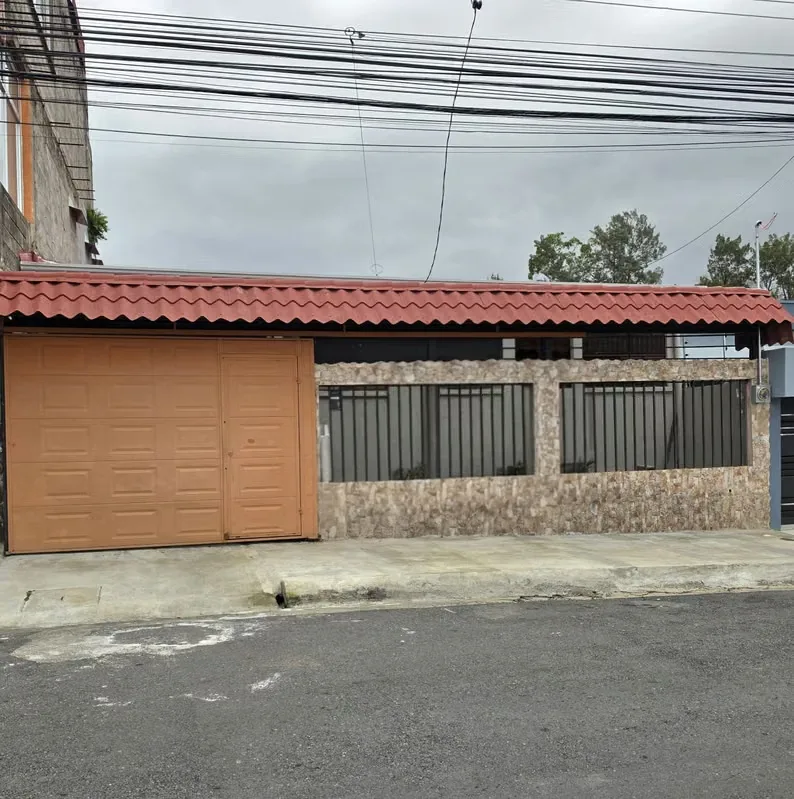 MA Asesoría vende linda y funcional casa de una planta en Residencial, Desamparados. Lugar tranquilo de poco tránsito vehicular con cercanía a gran variedad de servicios y comercio ...