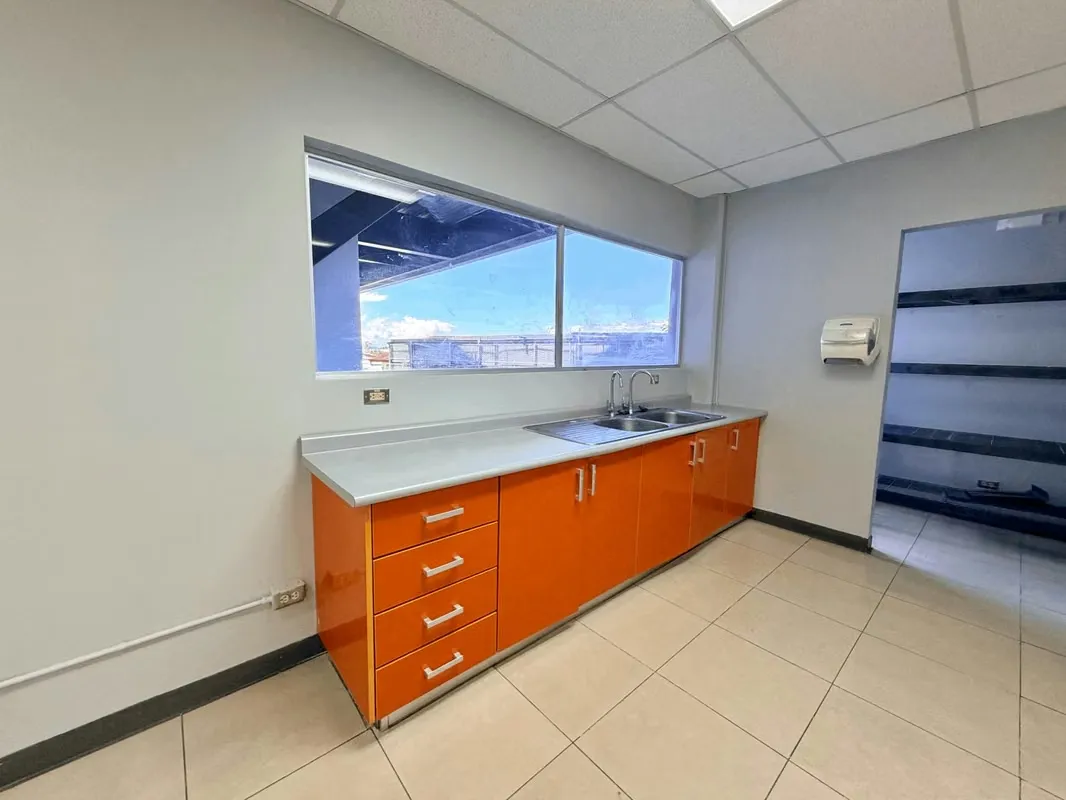 Building for rent in Guadalupe / Commercial Use / Prime location, photo 4