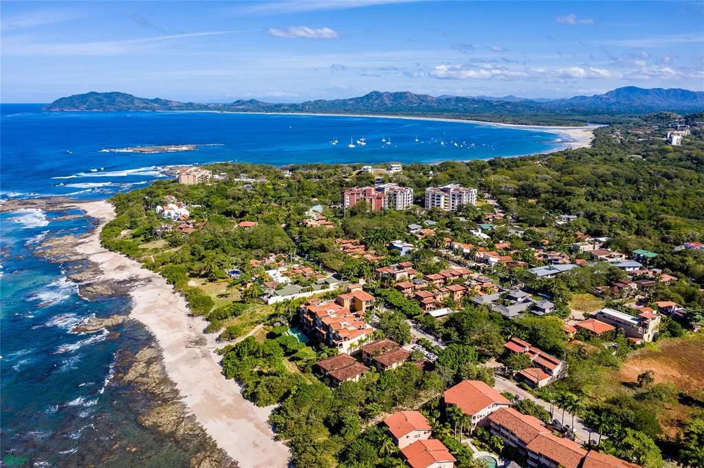 Condominio con Vista al Mar a Pasos de la Playa | Inversion Llave en Mano en Playa Langosta