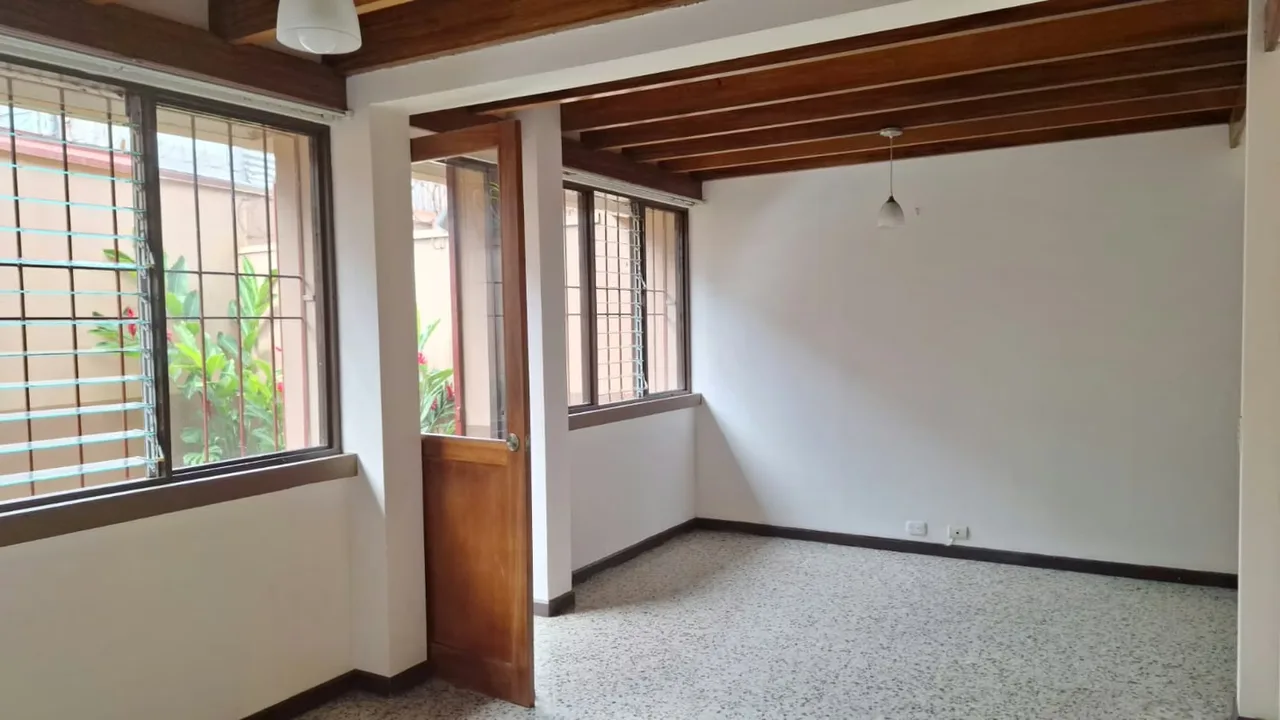 Apartamento tipo casa esta compuesto de sala comedor,cochera para un auto, portón eléctrico,medio baño de visitas, terraza, jardín, cocina, area de lavandería, cuarto de servicio ...