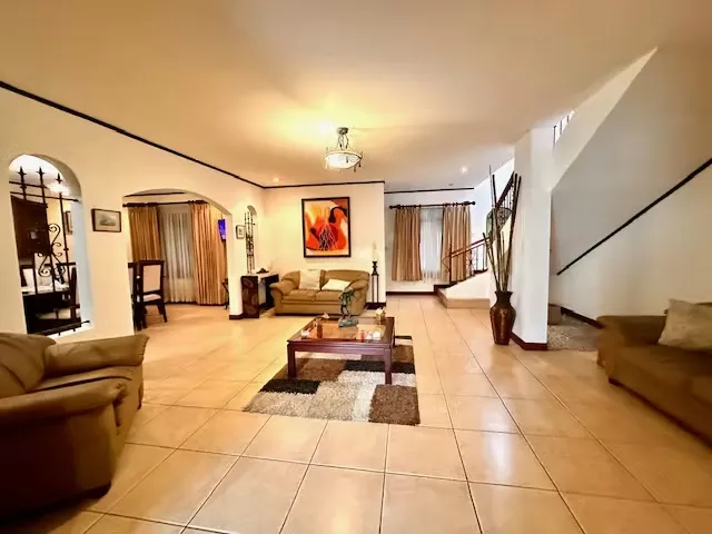 Esta casa es el escenario perfecto para una familia numerosa que busca espacio, comodidad y calidad de vida en un entorno seguro. Ubicada en un residencial pequeño con aguja y ...