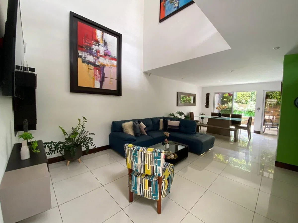 Venta de Estupenda Casa en Santa Ana / Mls. 24-652 OFC JB - Venta en Santa Ana