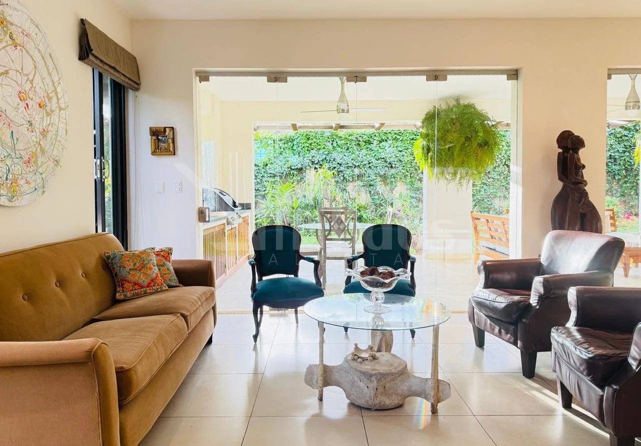 Venta de casa de diseñador en Santa Ana