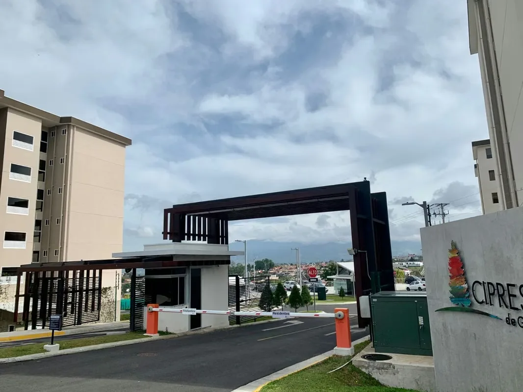 MA Asesorías alquila bello y amplio apartamento en el piso 7 del condominio Cipreses de Granadilla.