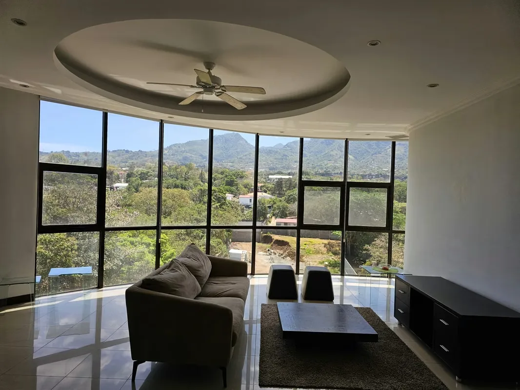 Apartamento de 2 habitaciones y 2 baños ubicado en el piso 6 de Riverside Escazú, con impresionantes vistas abiertas a ...