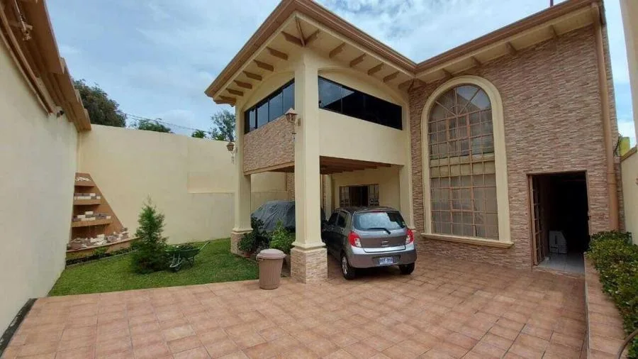 Viva en su propio paraíso en esta majestuosa casa  RAH 23-998 - Venta en Curridabat