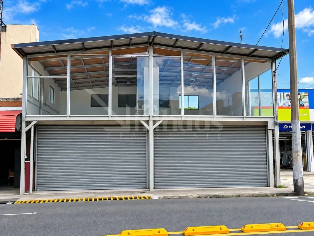 Commercial space of almost 600 m ², distributed on 3 floors, located in the main street of Guadalupe Centro, with an unbeatable visibility for shops, offices, ...