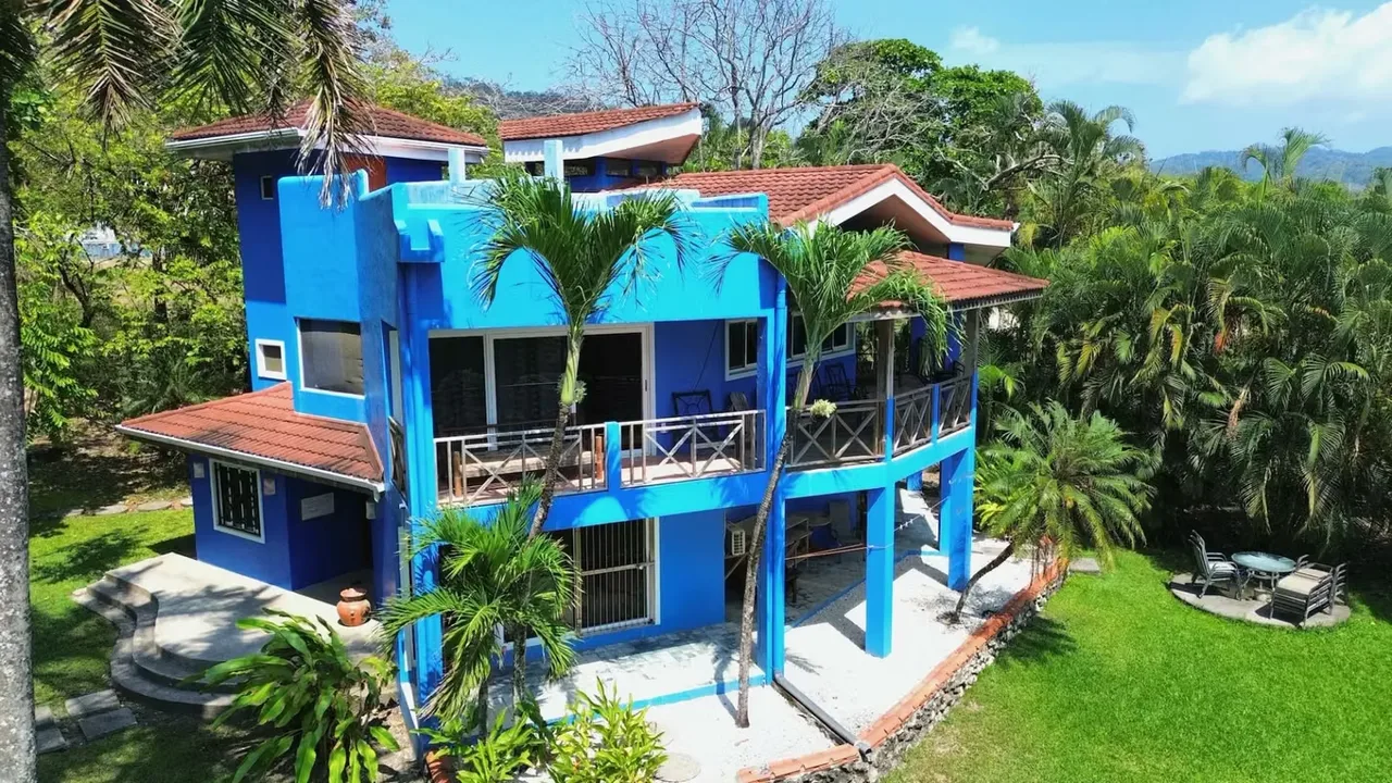 Nestled in the heart of Santa Teresa, this property is the first beachfront gem you’ll encounter upon entering this tropical paradise. Set on a sprawling 7496 m2 property, this ...