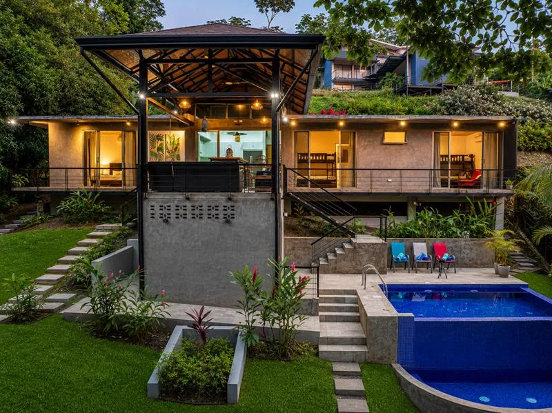3 bedrooms, 2.5 bathrooms Villa Steps from Uvita, beautiful Beaches, Waterfalls, Restaurants and Tourist Attractions.