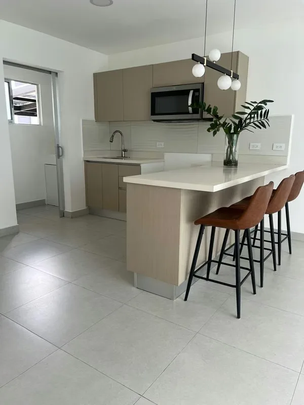Se renta hermosa casa de dos plantas en Naos Resort, con una distribución funcional, espacios cómodos y una pequeña zona verde privada. Ideal para una familia que busca tranquilidad ...