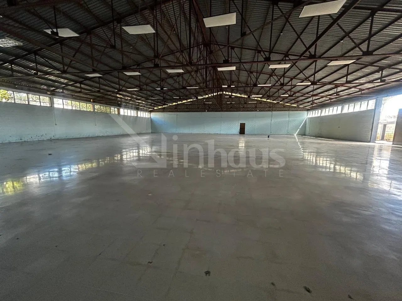 En venta amplia bodega en Desamparados.
