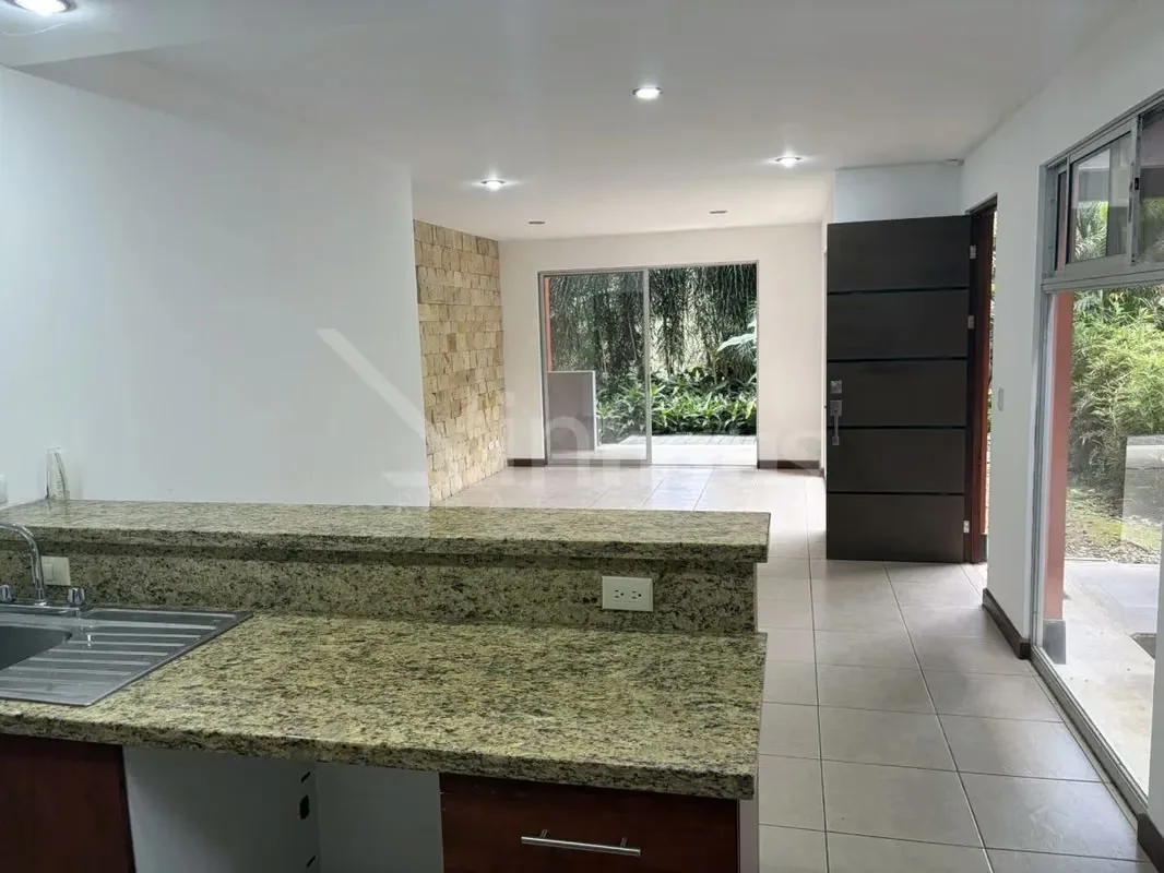 Venta de apartamento en Pinares de Curridabat, El apartamento se ubica cerca de Momentum Pinares, y todo el comercio en general de la zona que destaca toda variedad en entretenimiento, ...