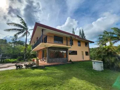 Casa de 6 Habitaciones con Vista al Lago – Nuevo Arenal, $340,000