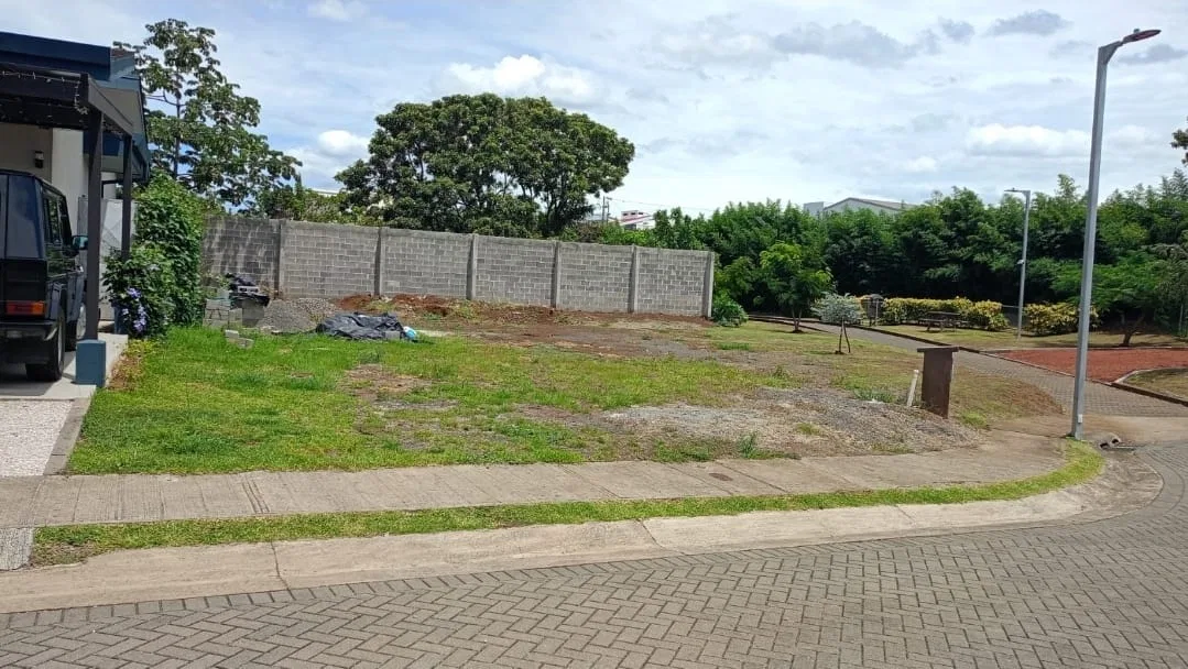 Amplio Lote en Venta en Alajuela, Condominio Lankaster, Listo para Construir