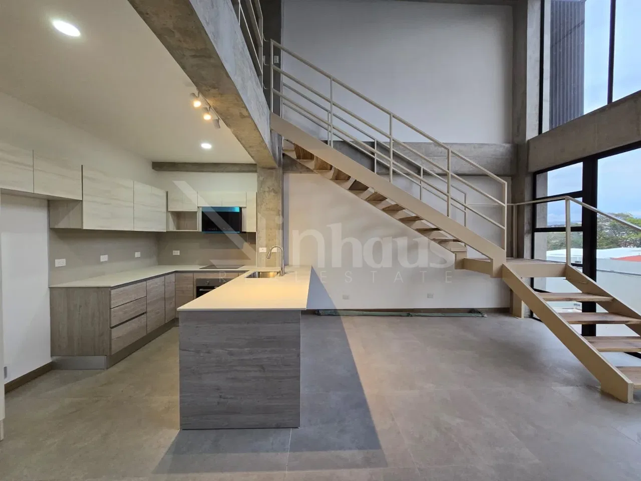 Se alquila apartamento con línea blanca en Rohrmoser.