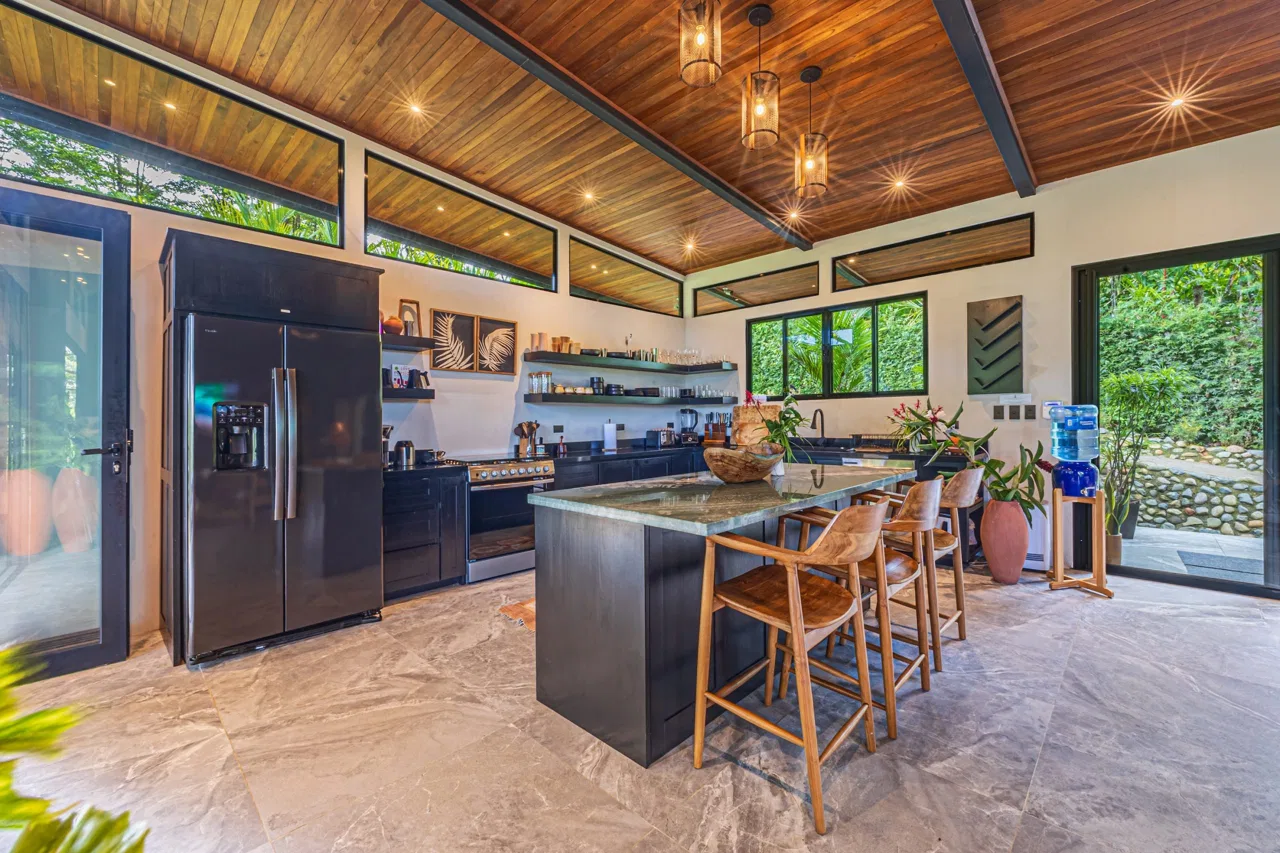VILLA SOMBRA PROPERTY WITH FIVE BEDROOMS AND FOREST VIEWS, IN LA ALFOMBRA – 2.5 ACRES, photo 11