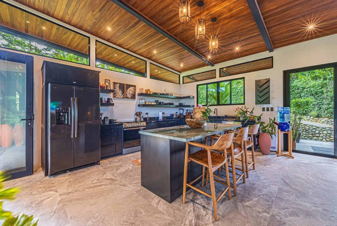 VILLA SOMBRA PROPERTY WITH FIVE BEDROOMS AND FOREST VIEWS, IN LA ALFOMBRA – 2.5 ACRES, photo 12