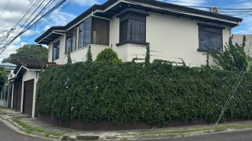 Descubra esta acogedora casa esquinera ubicada en un residencial abierto y tranquilo en Santo Domingo de Heredia, a pocos minutos de Tibás y con excelente acceso a San ...