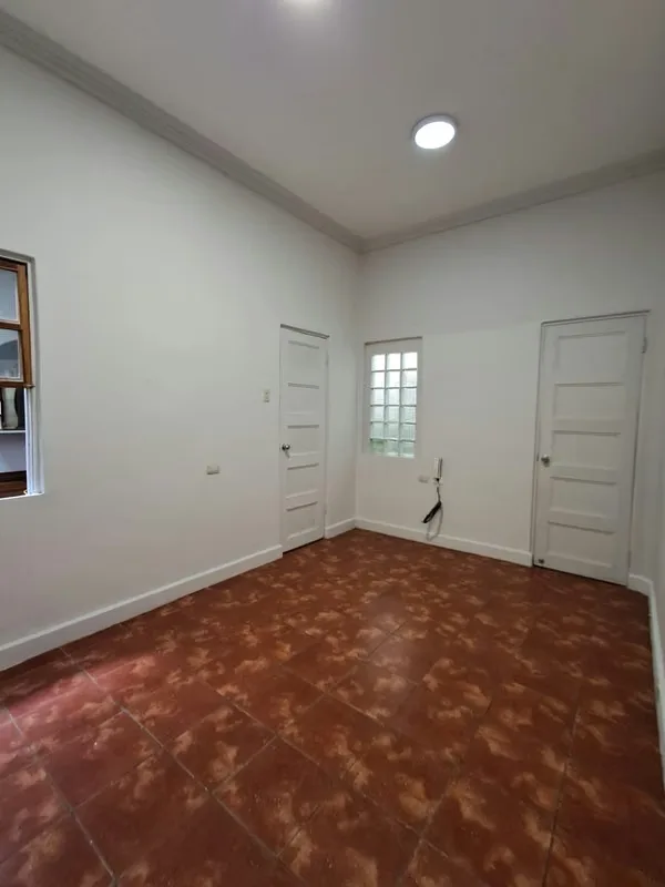 Se alquila céntrico y original espacio para: oficina, estudio fotográfico, taller de arte, consultorio, etc en edificio boutique en Barrio Amón con perfecta ubicación!!, photo 3
